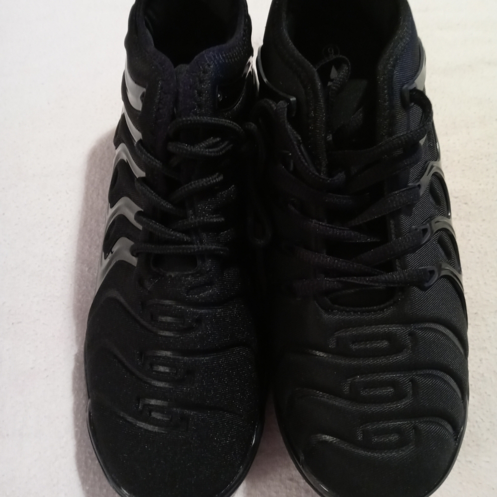 Brand new women's black size 9 fancy sneakers